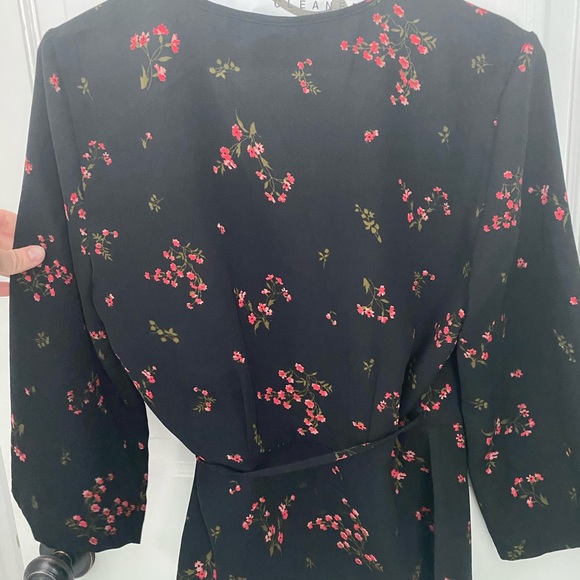 Floral wrap shirt size small - Picture 4 of 5